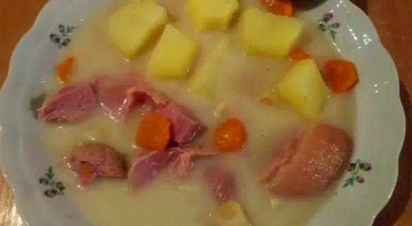 Gęsta zupa z kawałkami golonki, ziemniaków i marchewki. Idealna na wywarze z golonki, sycąca i aromatyczna.