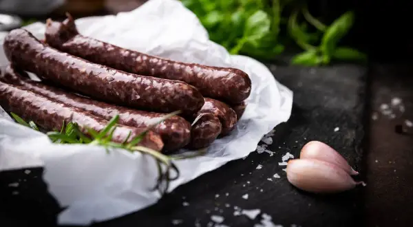 Kaszanka z czosnkiem i rozmarynem – idealne dodatki, by nadać jej wyrazisty smak.