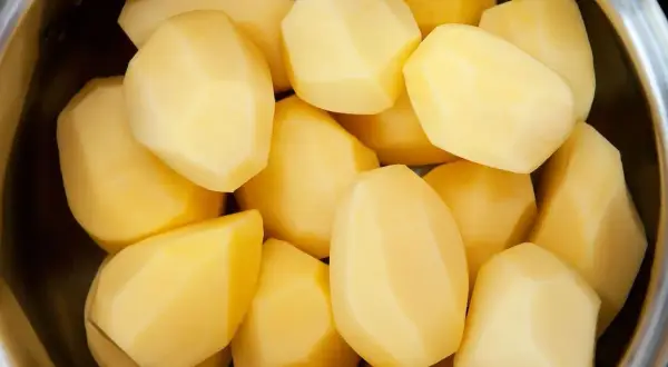 Jak przechować obrane ziemniaki na frytki, by uniknąć brązowienia?