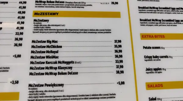 McZestaw Powiekszony: burger lub wrap, duże frytki/sałatka, napój. Średnie frytki w McDonald's kosztują 5 zł.