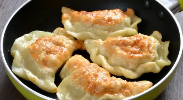 Jak smażyć pierogi na patelni, aby były chrupiące i smaczne