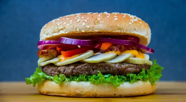 Jak usmażyć burgera na patelni, aby był soczysty i smaczny