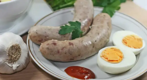 Kiełbasa, jajka na twardo, czosnek i ketchup. Zastanawiasz się, ile gorczycy do kiełbasy?