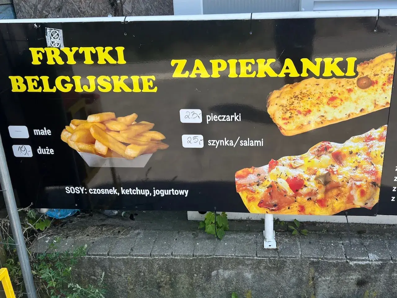 Frytki belgijskie: małe 15 zł, duże 19 zł. Zapieksnaki z pieczarkami 23 zł, z szynką/salami 25 zł. Sosy: czosnek, ketchup, jogurtowy.