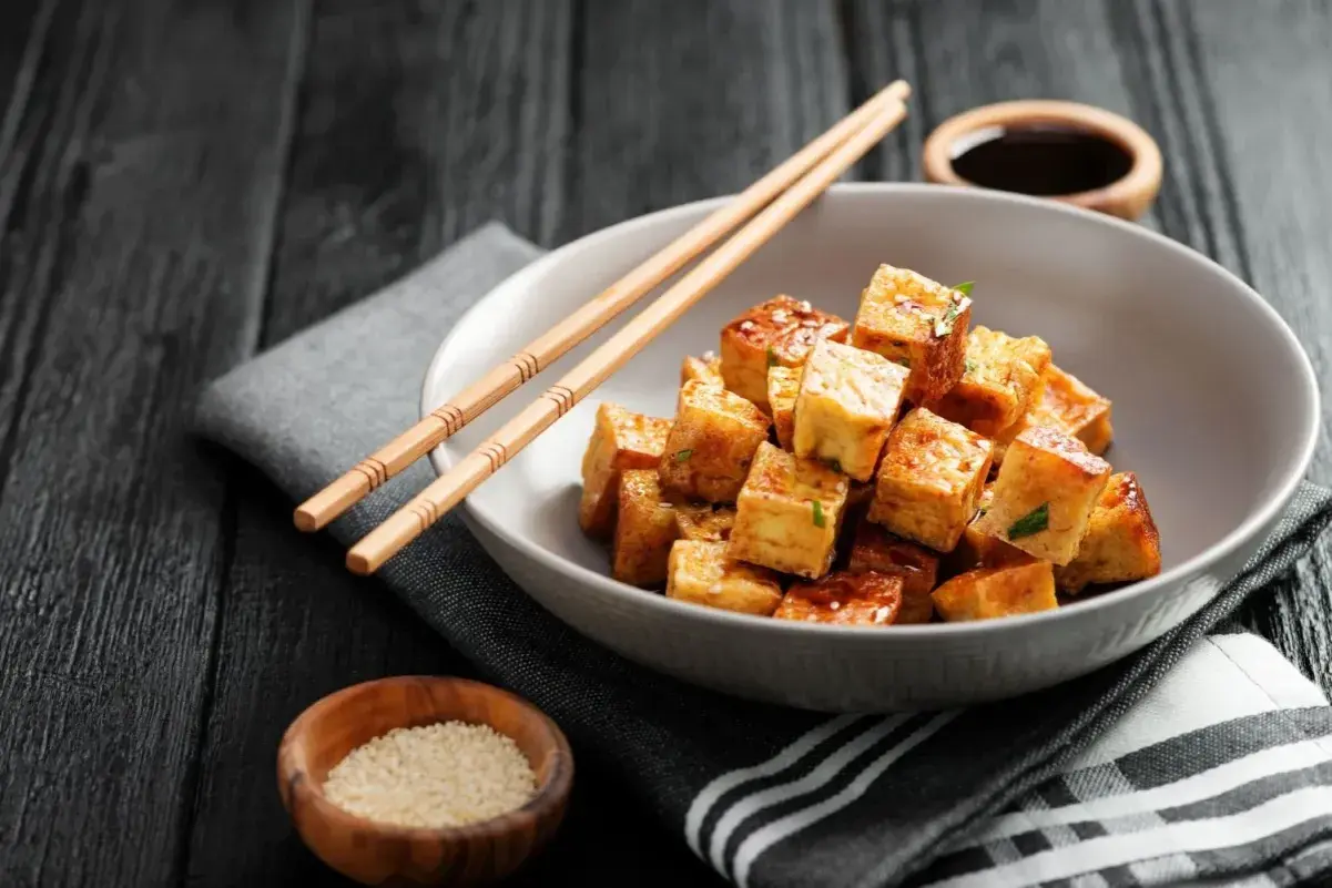 Jak przyrządzić tofu na patelni, aby uzyskać idealną chrupkość