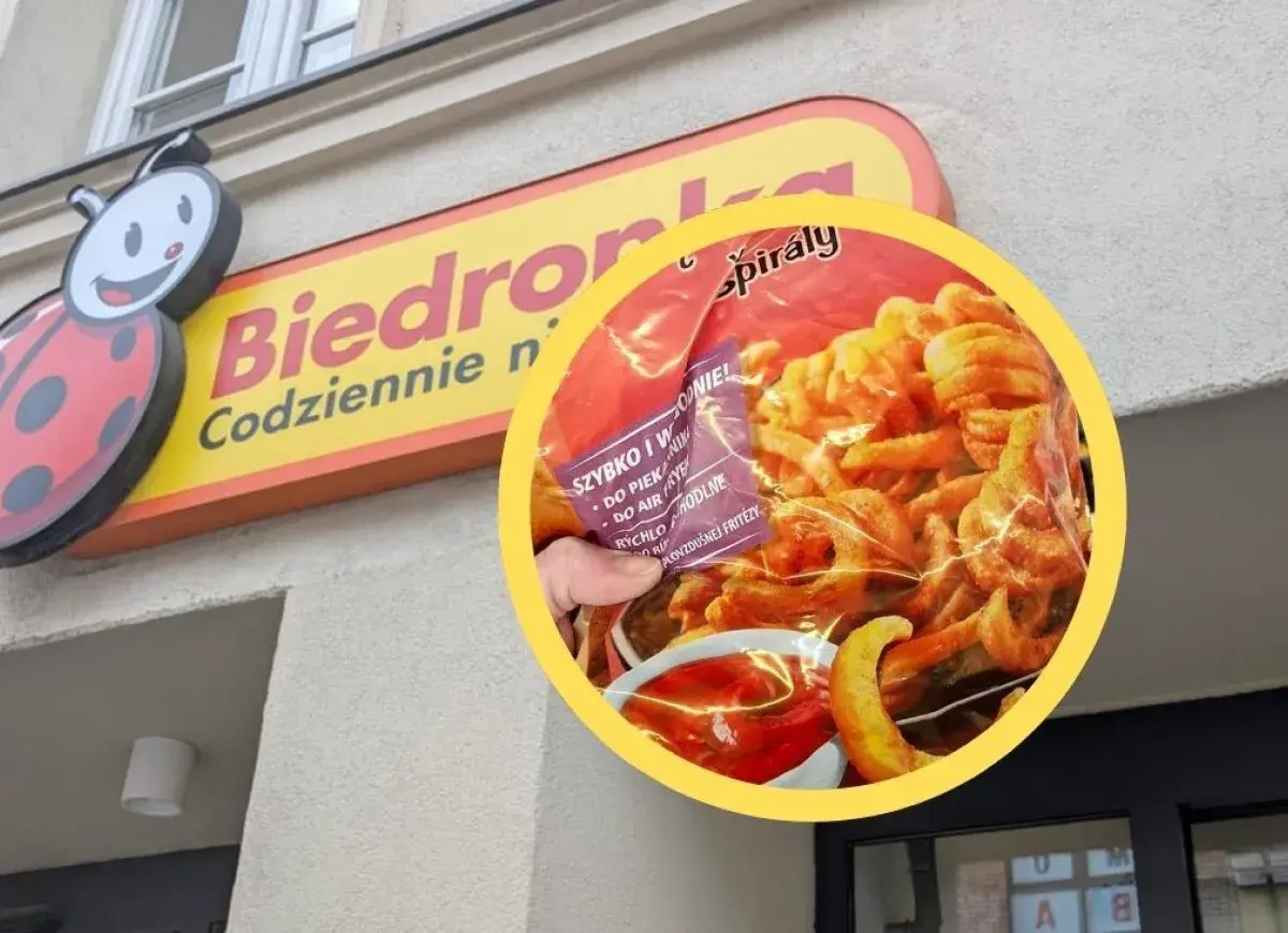 Opakowanie zakręconych frytek na tle logo Biedronki.