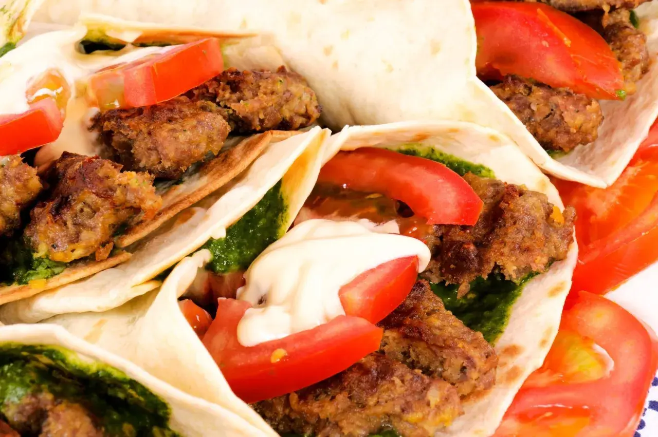 Kebab w tortilli z mięsem, pomidorami i sosem. Zastanawiasz się, ile kalorii ma kebab w tortilli?