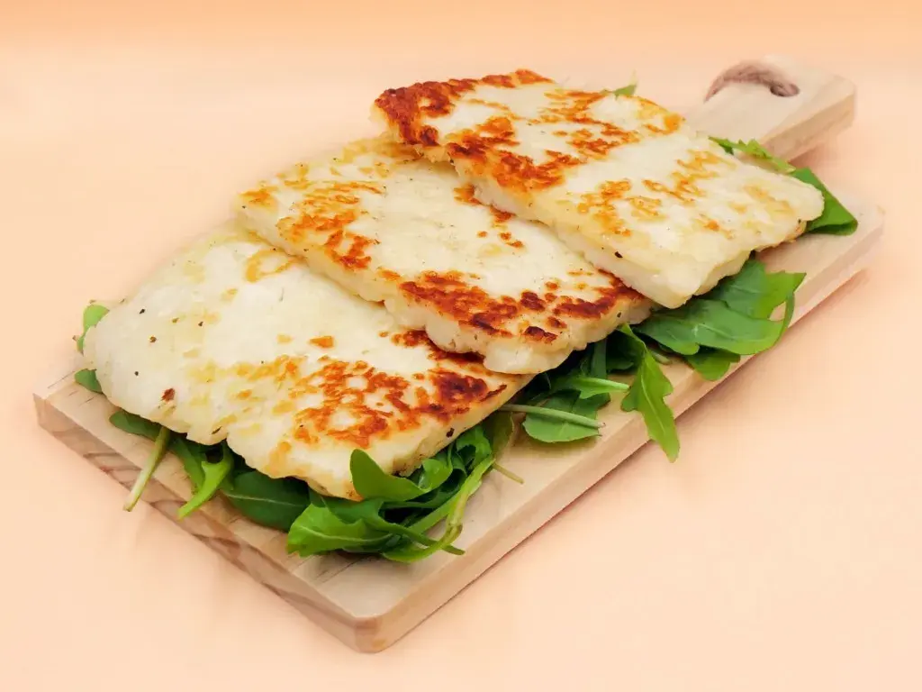 Jak grillować ser halloumi na patelni, aby uzyskać idealną chrupkość