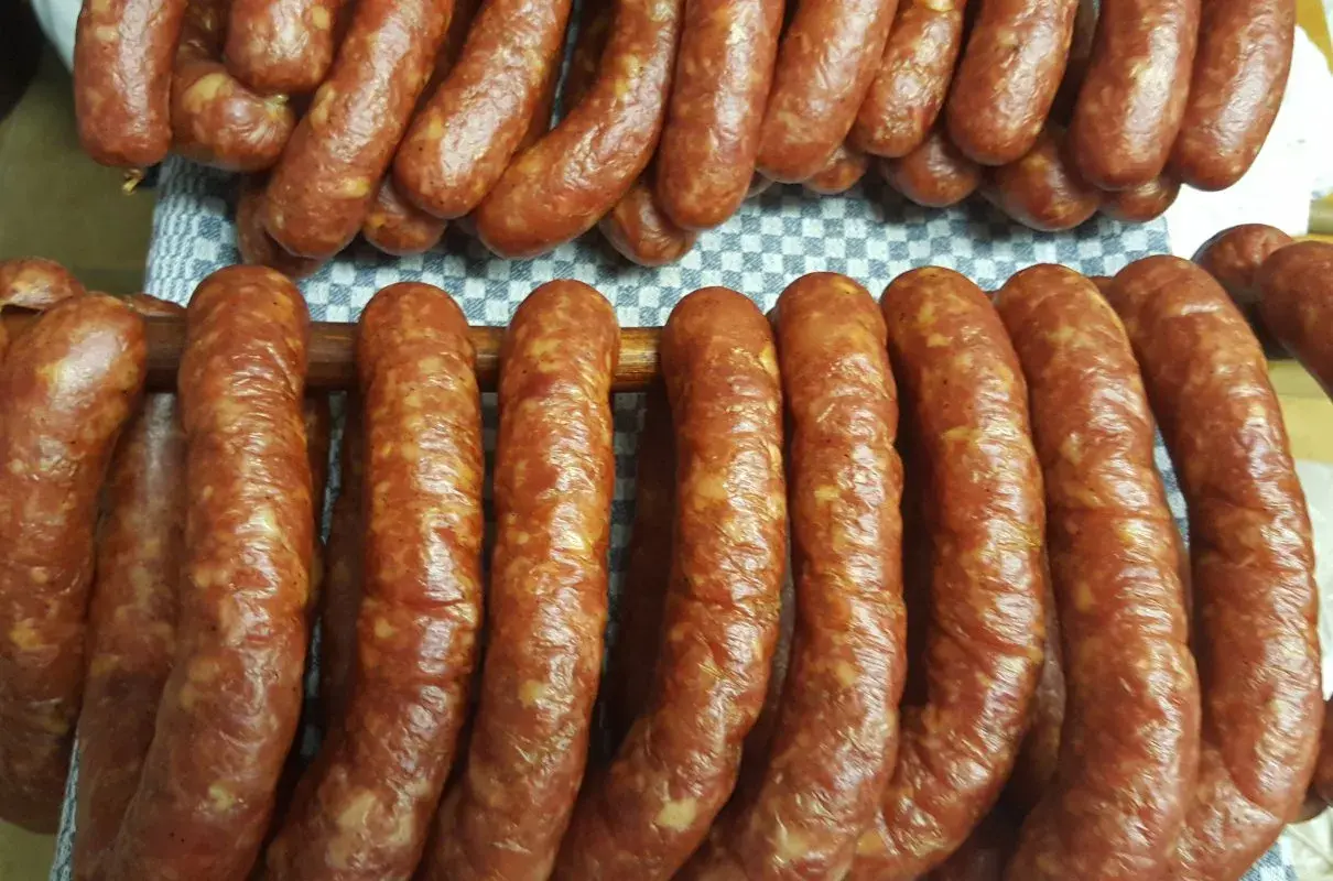 Przepis na kiełbasę wiejską 5 kg - zaskocz rodzinę smakiem domowej wędliny