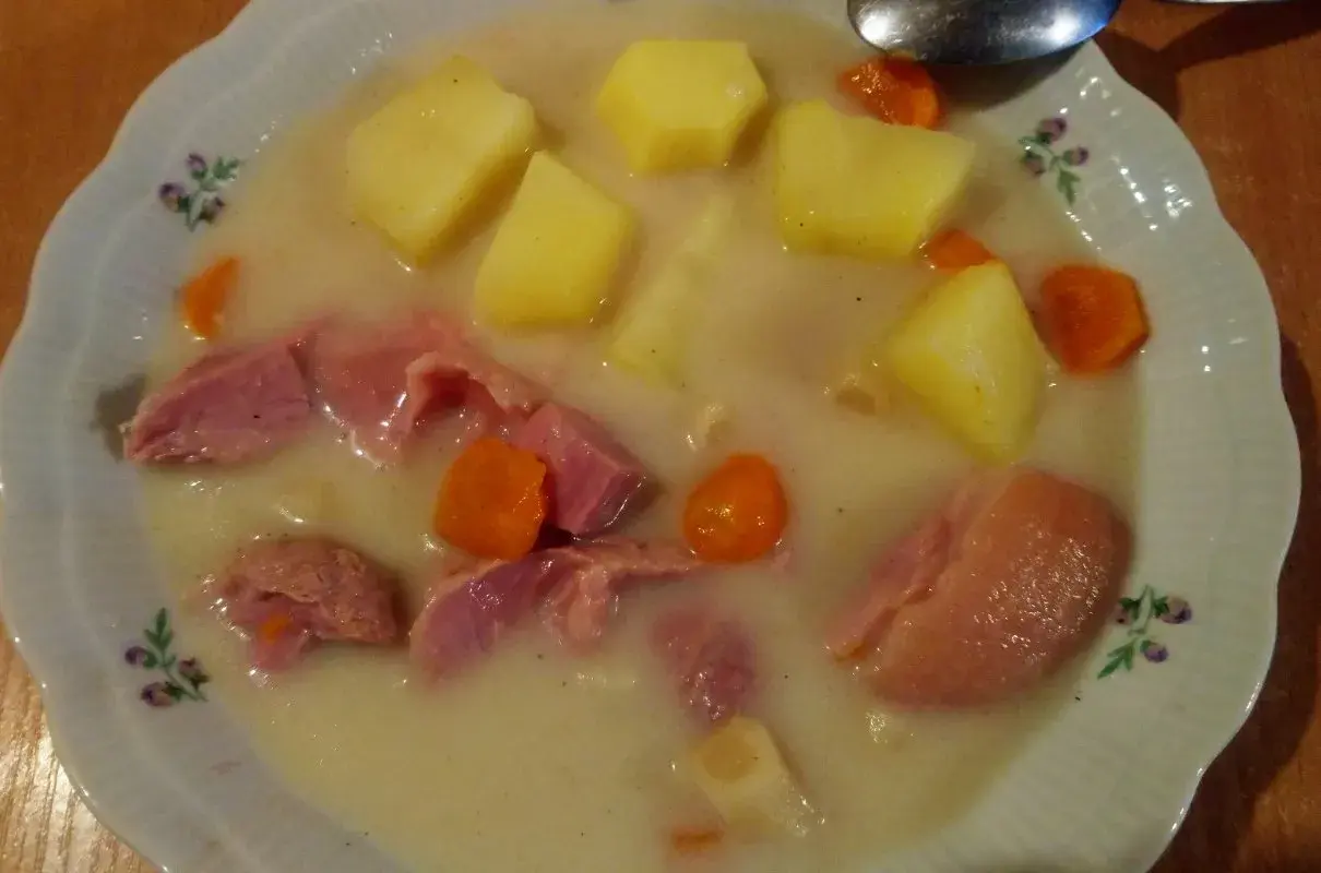 Gęsta zupa z kawałkami golonki, ziemniaków i marchewki. Idealna na wywarze z golonki, sycąca i aromatyczna.