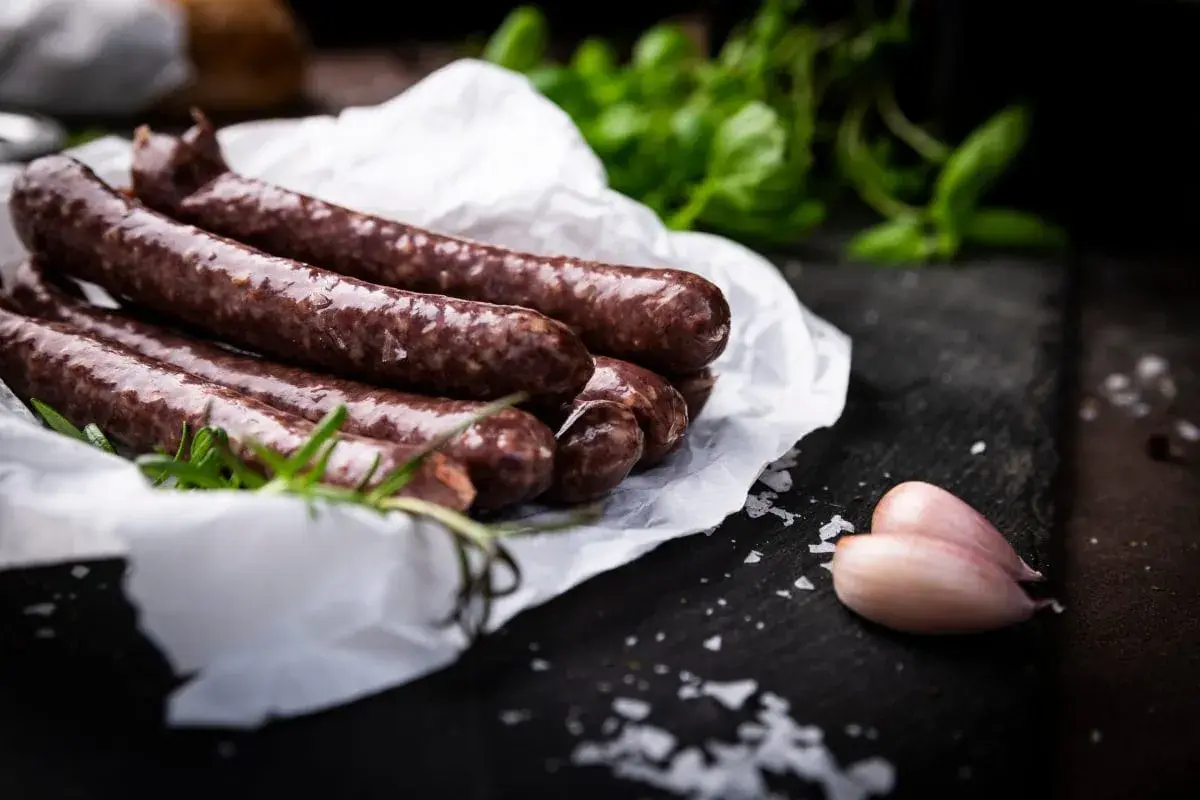 Kaszanka z czosnkiem i rozmarynem – idealne dodatki, by nadać jej wyrazisty smak.