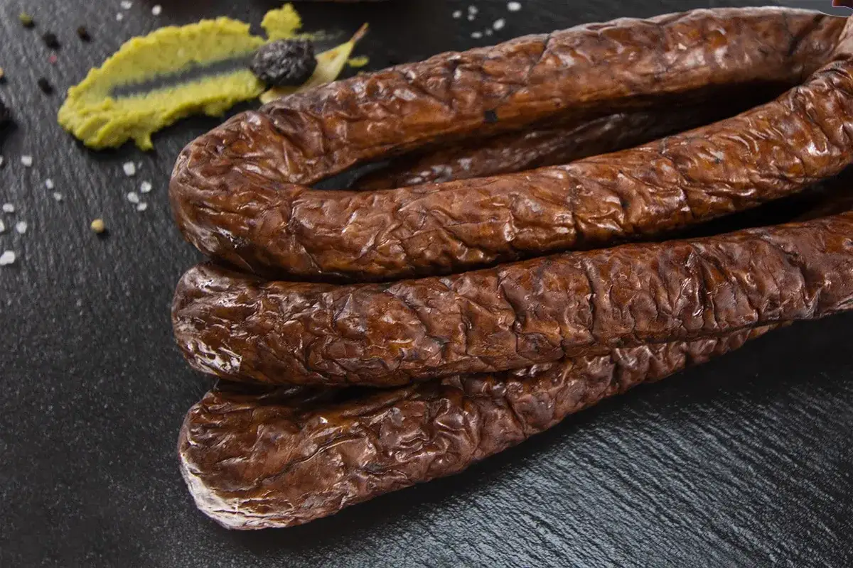 Kiełbasa z dzika, idealna na grilla. Zastanawiasz się, ile czosnku do kiełbasy z dzika? Ta aromatyczna wędlina zachwyca smakiem.