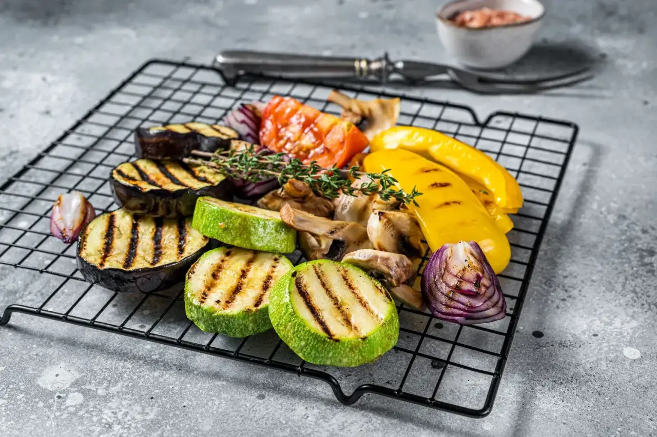 Grillowane warzywa: cukinia, bakłażan, papryka, cebula, pomidor i pieczarki. Idealne, by dowiedzieć się, jak przyprawić cukinię na grillu.