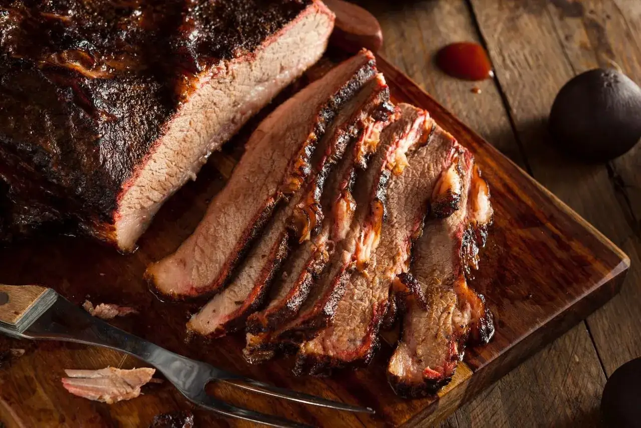 Pyszny, wędzony brisket pokrojony na plastry. Zastanawiasz się, ile cukru do zalewy peklującej?