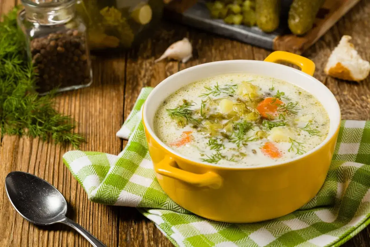 Pyszna ogórkowa z ziemniakami i marchewką, posypana koperkiem. Czy do ogórkowej daje się majeranek? W tej wersji nie widać, ale wygląda apetycznie!