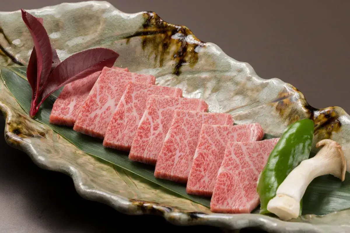 Kawałki wołowiny Kobe, idealne na grill, zachwycają marmurkowatością. Zastanawiasz się, ile kosztuje kilogram wołowiny kobe?