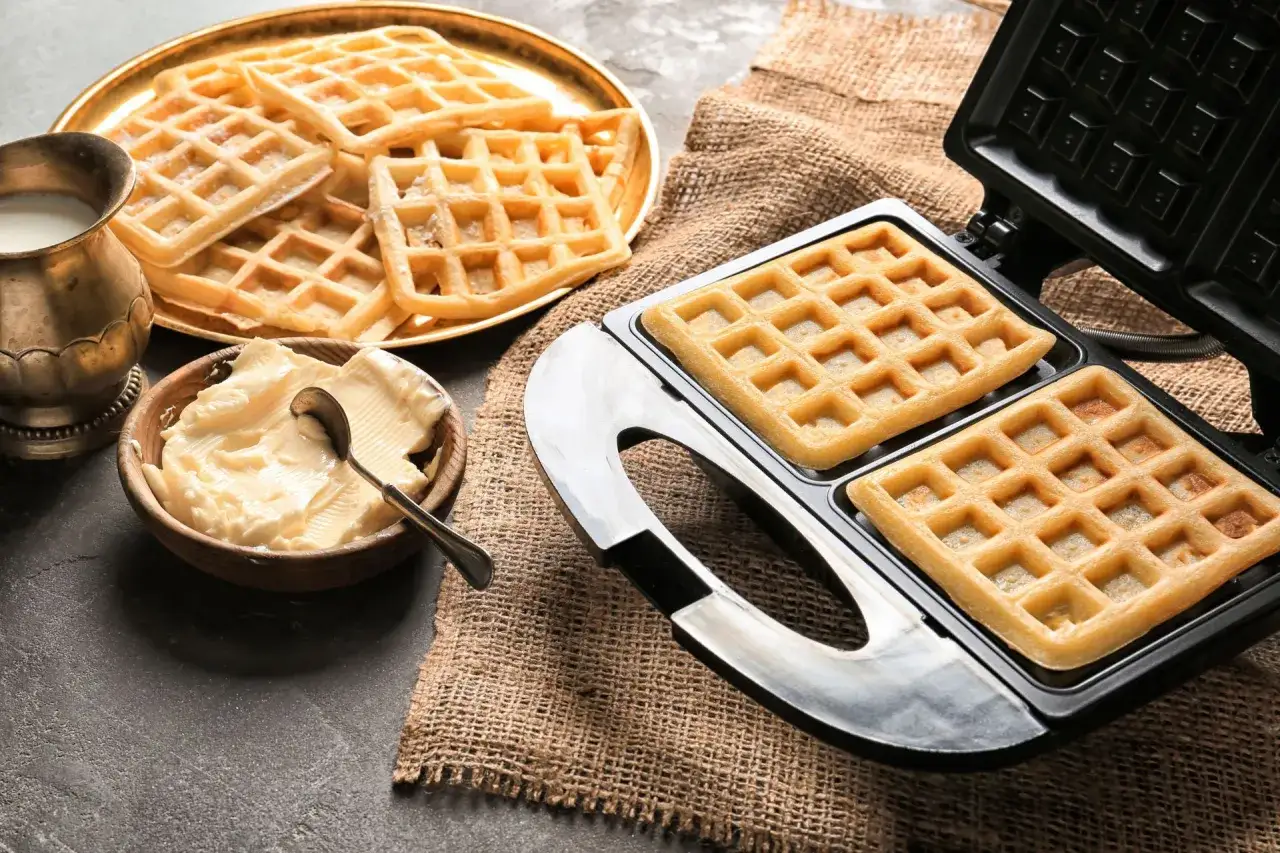 Idealne wafle prosto z gofrownicy, obok masło i mleko. Proste jak upiec wafle!