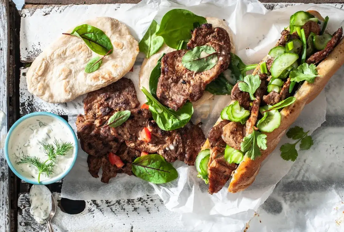 Karkówka marynowana i grillowana, podana z pieczywem, świeżymi warzywami i dipem. Idealna na letnie grillowanie, jak zamarynować karkówkę?