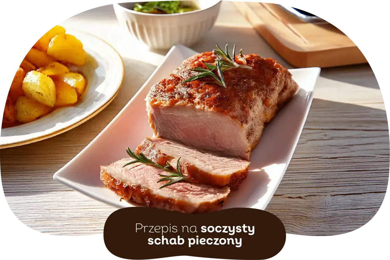 Soczysty schab pieczony, pokrojony na plastry, z gałązkami rozmarynu. Obok talerz pieczonych ziemniaków.