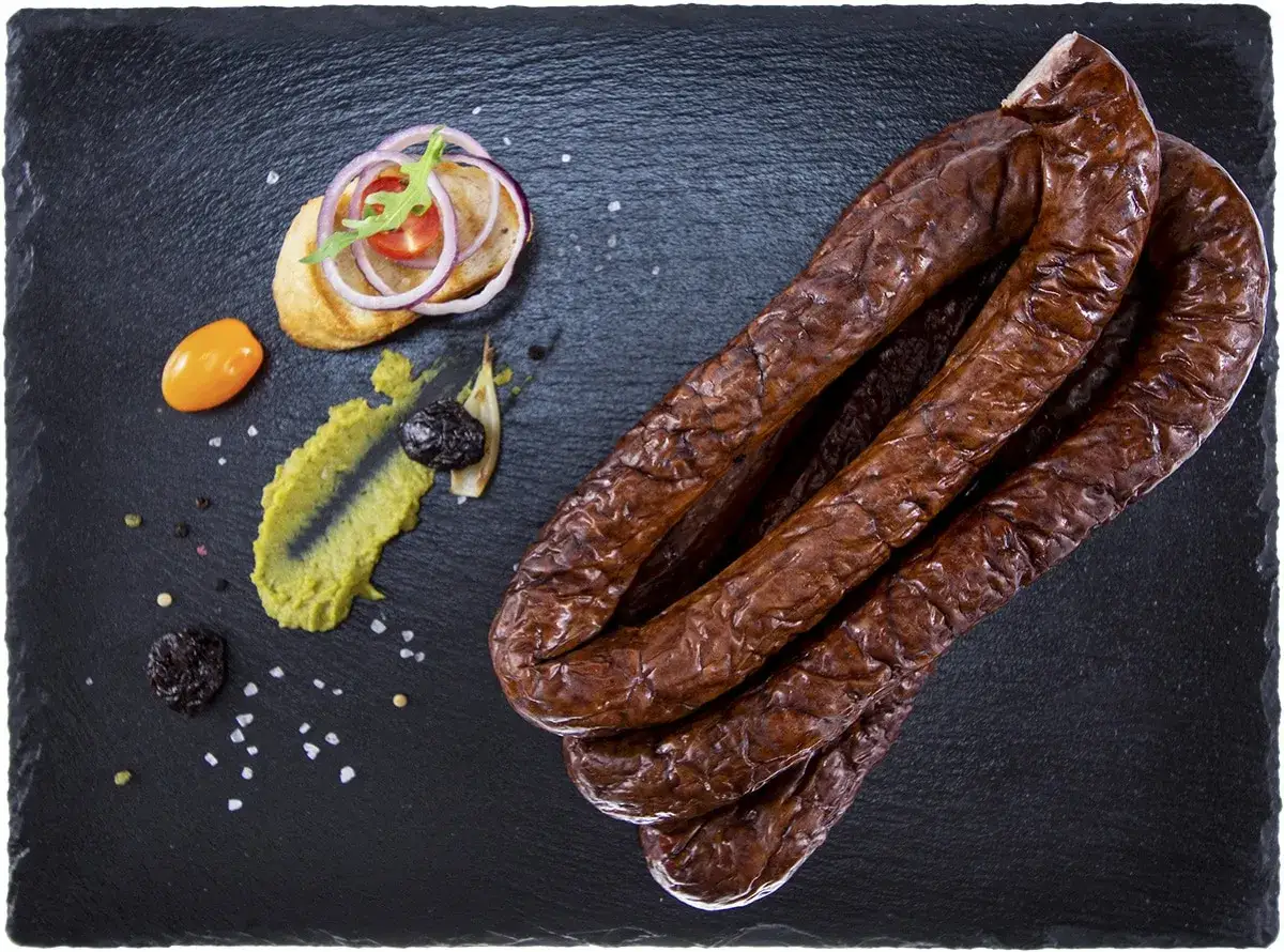 Kiełbasa z dzika z dodatkami: pasta, pomidorki, cebula. Zastanawiasz się, ile czosnku do kiełbasy z dzika?