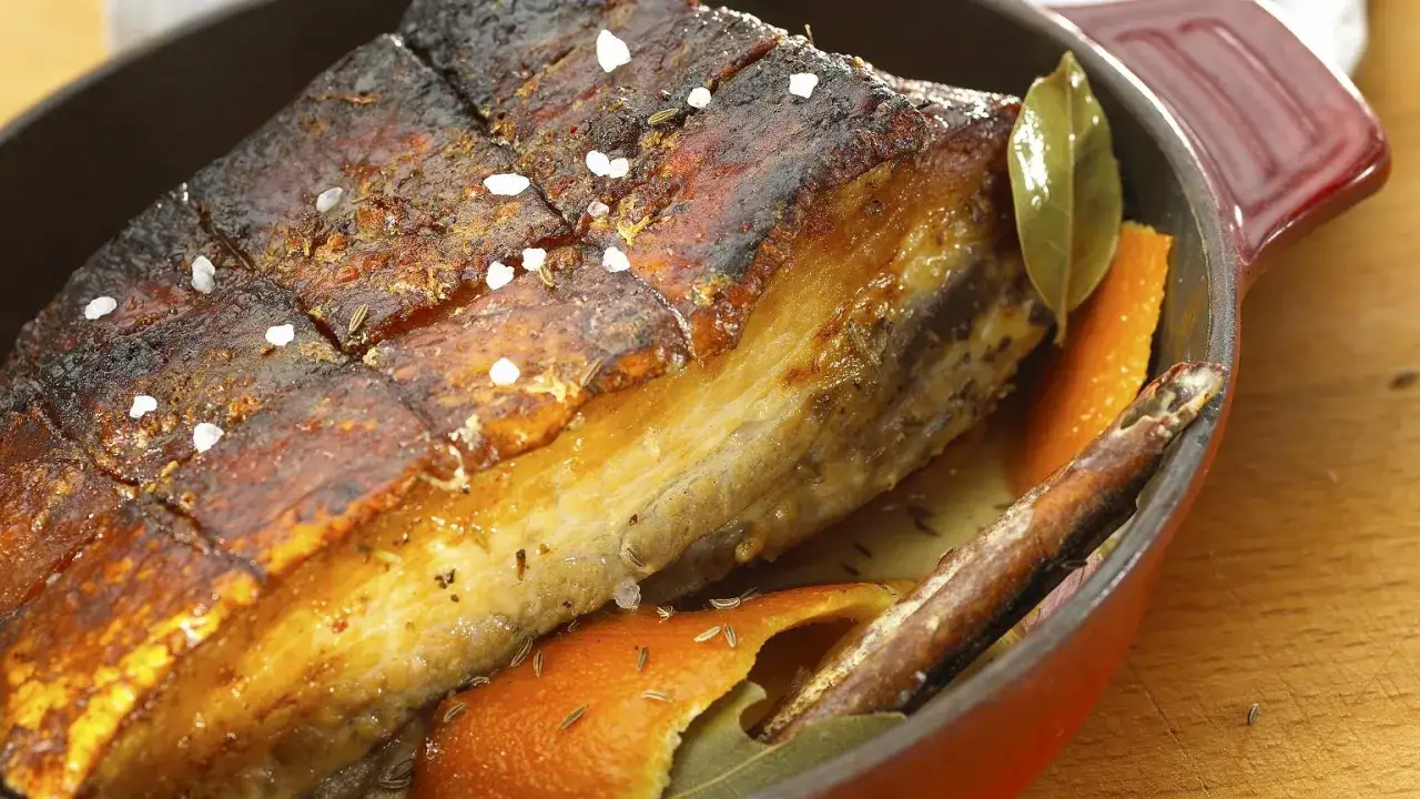 Pieczenie boczku w temperaturze 180°C daje chrupiącą skórkę i soczyste mięso. Oto jak piec boczek, by był idealny.