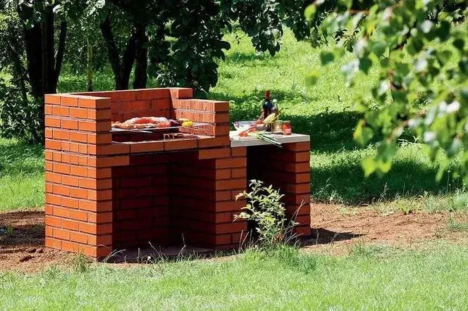 Zdjęcie Murowane grille i wędzarnie - jak zbudować trwałe rozwiązanie w ogrodzie