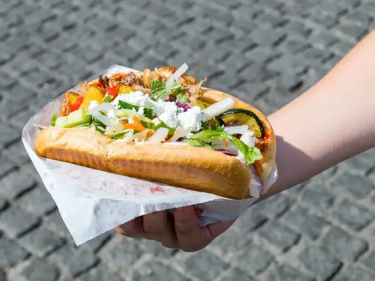 Zdjęcie Ile kalorii ma kebab w tortilli z frytkami? Zaskakujące fakty o kaloriach