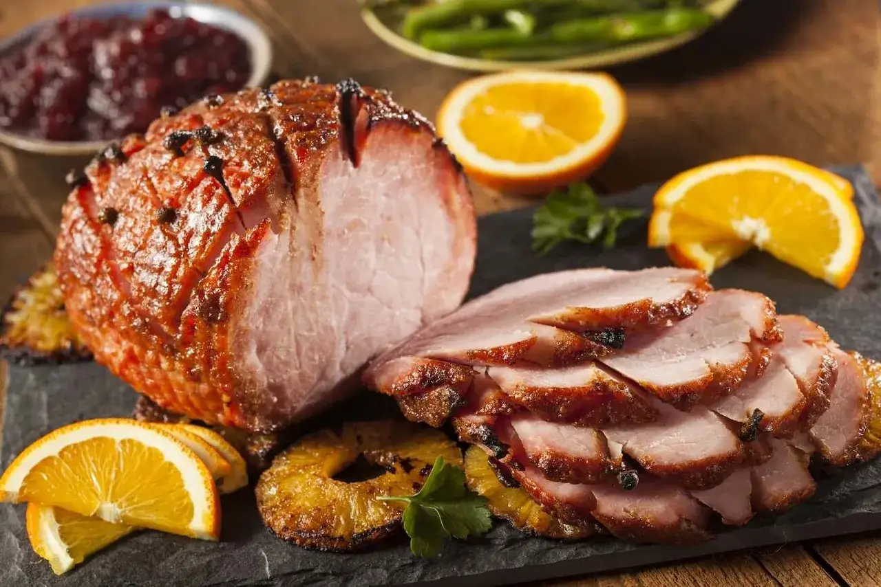 Pieczona szynka z pomarańczą i ananasem, przygotowana według tradycyjnej marynaty do szynki.