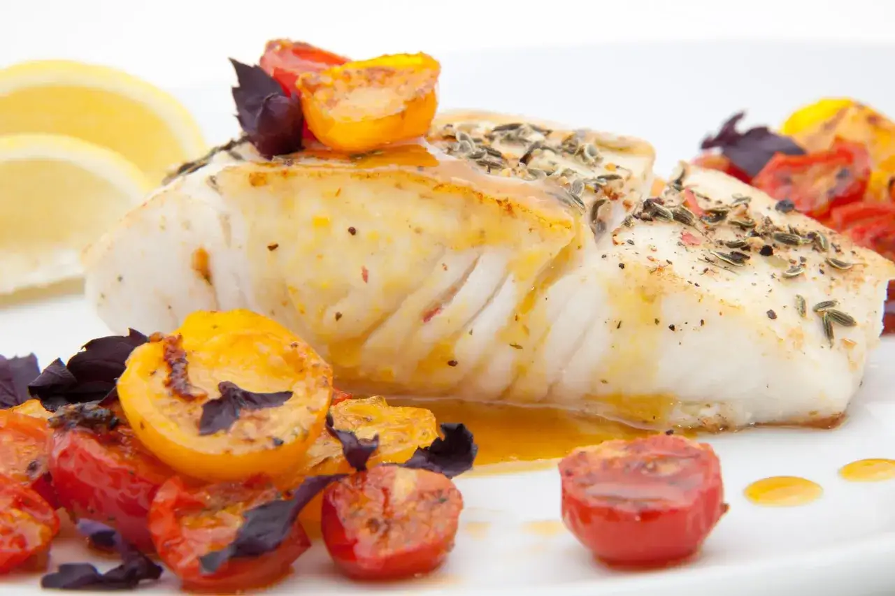 Smażony halibut z pomidorkami koktajlowymi i cytryną. Idealny sposób, jak przygotować halibuta do smażenia.