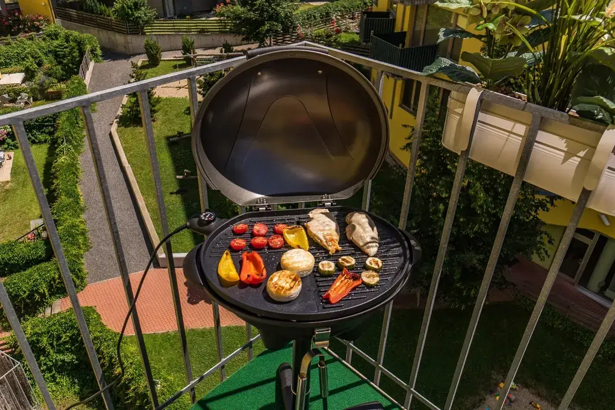 Grillowanie na balkonie to świetny pomysł, gdzie zrobić grilla? Na tym balkonie już się dzieje! Kurczak i warzywa smakują wybornie.