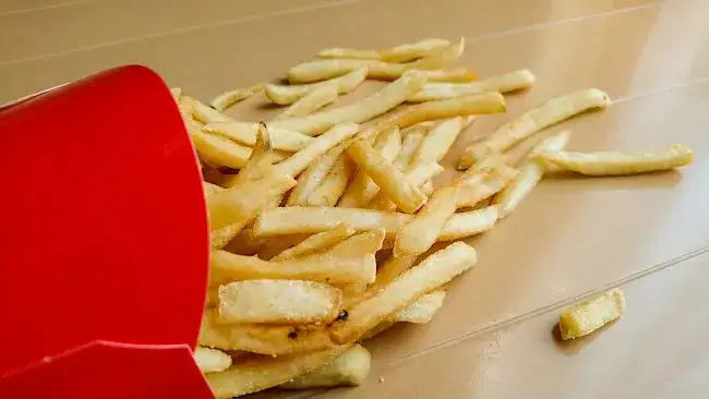 Zdjęcie Ile kalorii ma średnie frytki z McDonald's? Zaskakujące wartości!