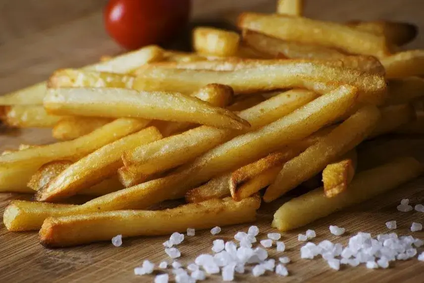 Zdjęcie Jaka temperatura oleju do frytek, aby uniknąć tłustych i miękkich frytek?