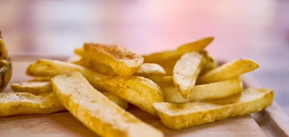 Zdjęcie Ile smażyć frytki w piekarniku, aby były idealnie chrupiące?