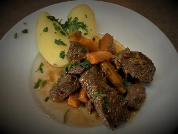 Szybka wołowina z szybkowaru - pyszne przepisy na obiad bez stresu
