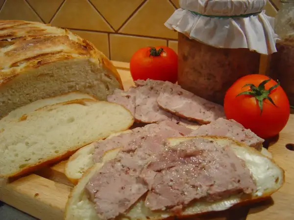 Chleb, pasztet, pomidory i słoik domowej kiełbasy. Zastanawiasz się, ile ziela angielskiego do kiełbasy?