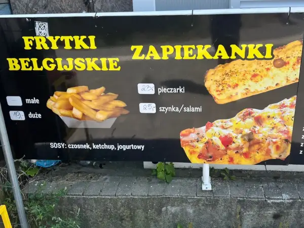 Frytki belgijskie: małe 15 zł, duże 19 zł. Zapieksnaki z pieczarkami 23 zł, z szynką/salami 25 zł. Sosy: czosnek, ketchup, jogurtowy.