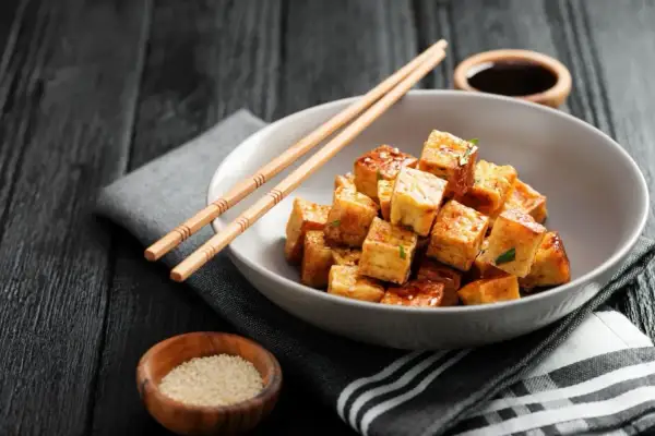 Jak przyrządzić tofu na patelni, aby uzyskać idealną chrupkość