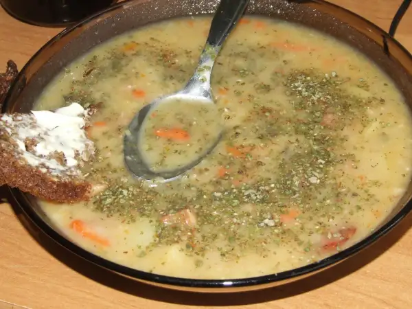 Gęsta grochówka z majerankiem, ziemniakami i marchewką, podana z chlebem z masłem. Czy do grochówki daje się majeranek? Tak!