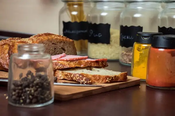 Ile przypraw na 10 kg kiełbasy? Oto idealne proporcje dla smaku