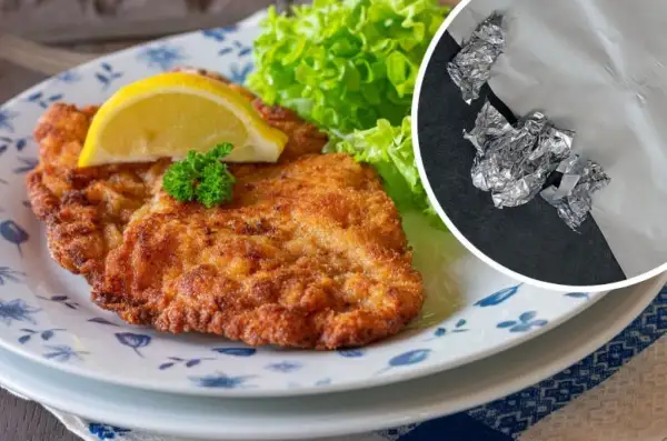 Jak odświeżyć kotlety schabowe? Zobacz, jak folia aluminiowa może pomóc przywrócić im chrupkość.