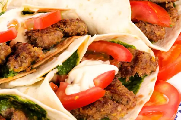 Kebab w tortilli z mięsem, pomidorami i sosem. Zastanawiasz się, ile kalorii ma kebab w tortilli?