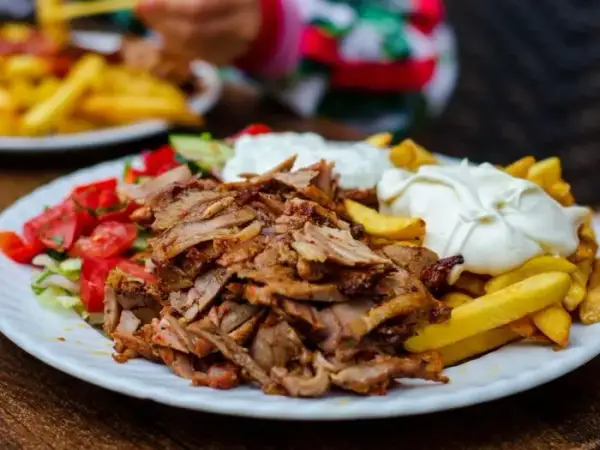 Ile kcal ma kebab z frytkami? Zaskakujące różnice w kaloriach!