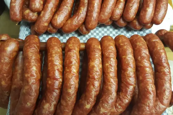 Przepis na kiełbasę wiejską 5 kg - zaskocz rodzinę smakiem domowej wędliny