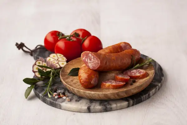 Kiełbasa polska surowa z pomidorami, czosnkiem i ziołami. Czy jest zdrowa? Zależy od składników i sposobu przygotowania.