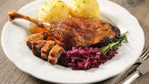 Pieczona kaczka z kluskami i czerwoną kapustą. Czy kaczka to drób? Tak, to pyszny drób!