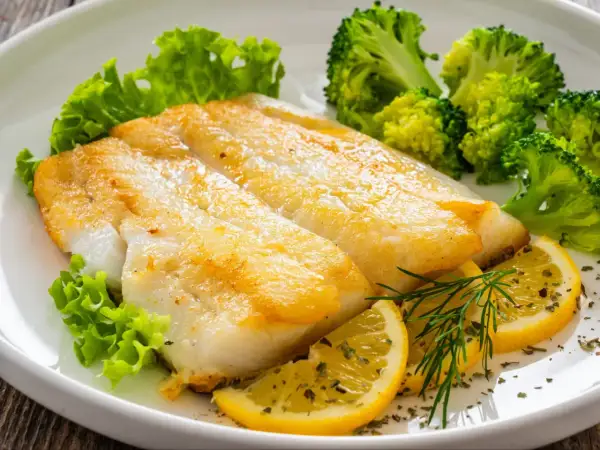 Smażony halibut z brokułami i cytryną. Prosty sposób, jak przyrządzić halibuta na obiad.