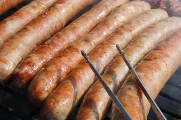 Jak usmażyć kiełbasę na patelni – proste triki i smaczne przepisy