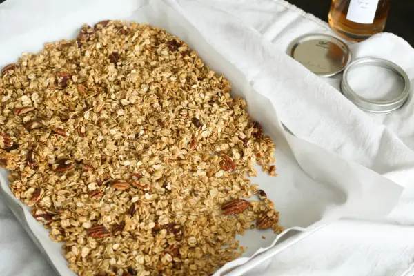 Upieczona granola z orzechami pekan na blasze. Idealna do śniadania, oto jak zrobić granole!