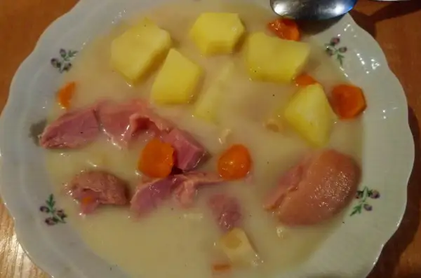 Gęsta zupa z kawałkami golonki, ziemniaków i marchewki. Idealna na wywarze z golonki, sycąca i aromatyczna.