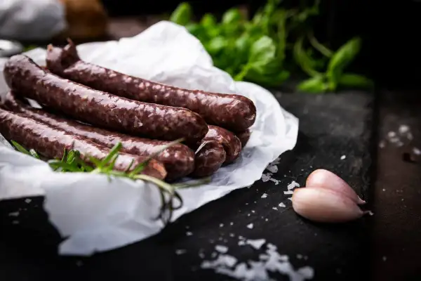 Kaszanka z czosnkiem i rozmarynem – idealne dodatki, by nadać jej wyrazisty smak.